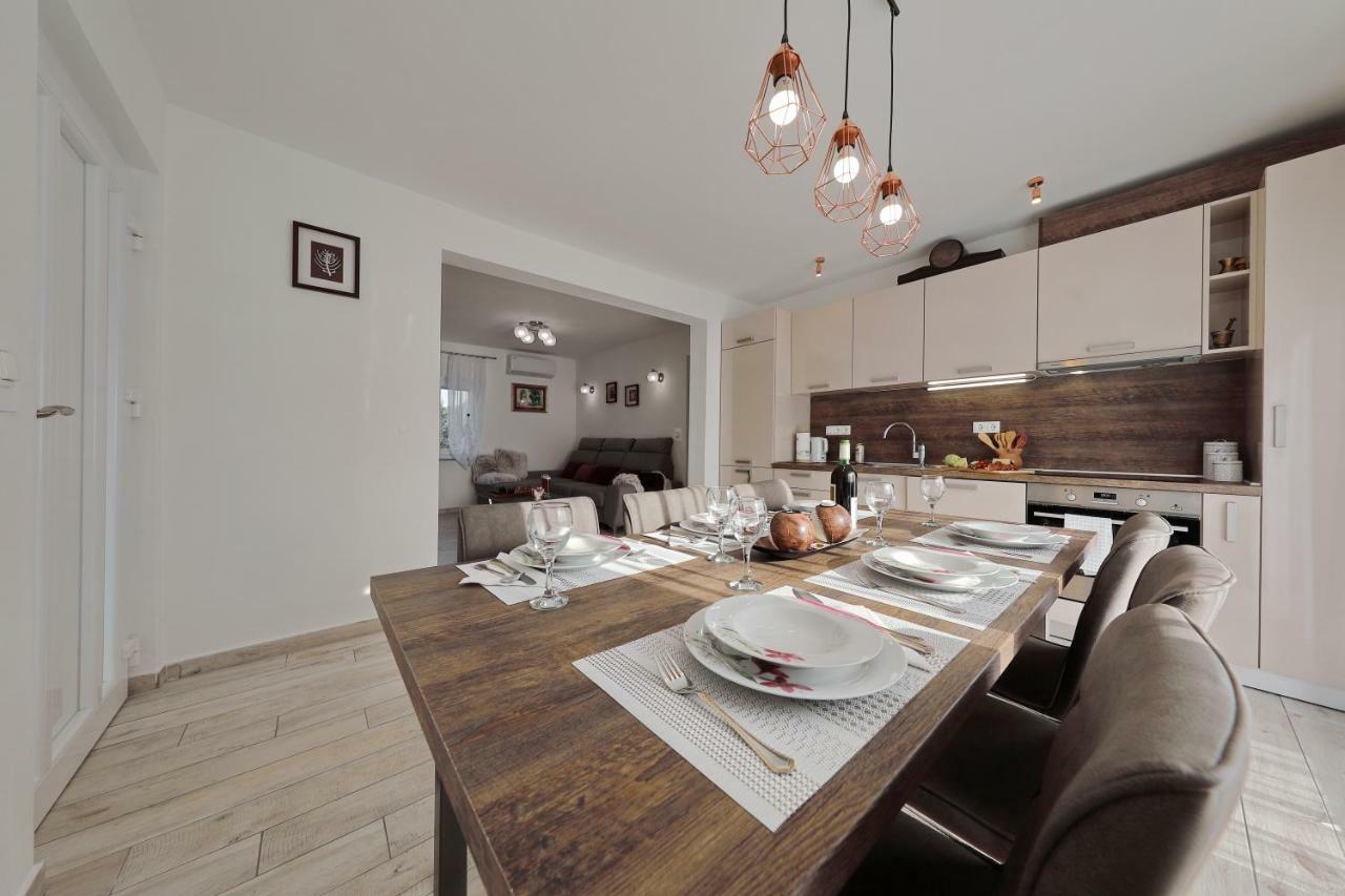 Holiday Home Hrast Debeljak Экстерьер фото