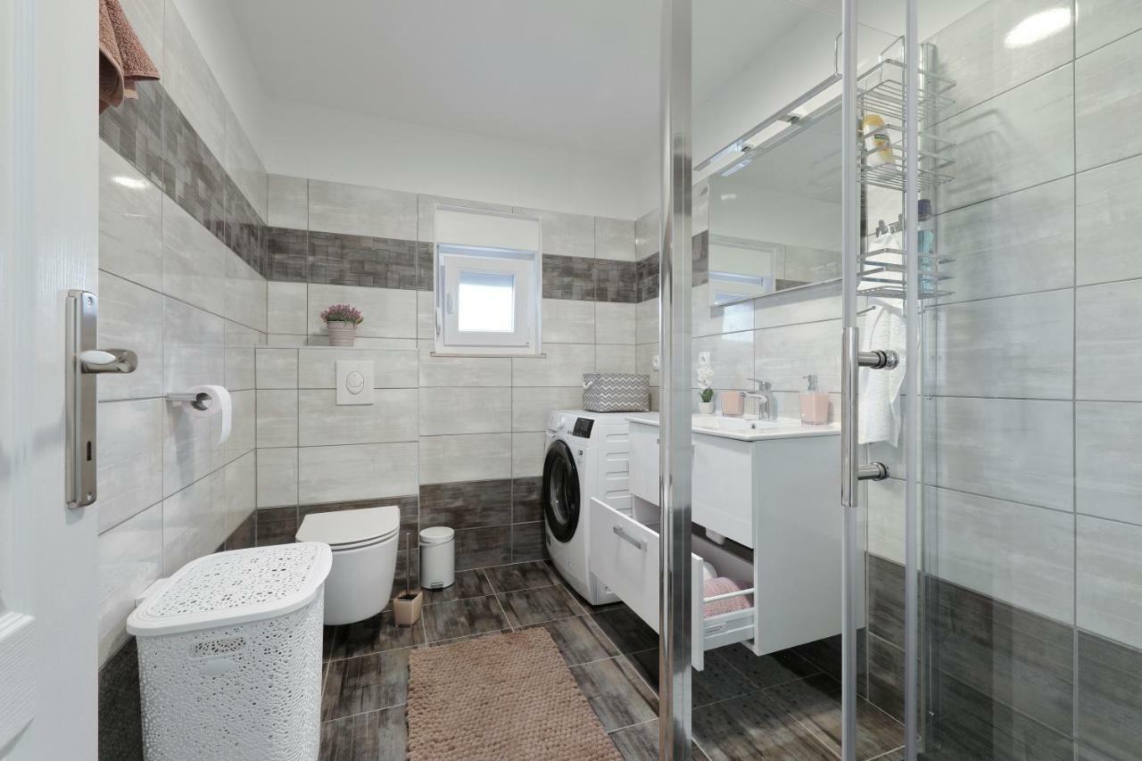 Holiday Home Hrast Debeljak Экстерьер фото