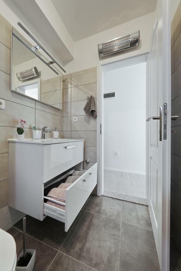 Holiday Home Hrast Debeljak Экстерьер фото